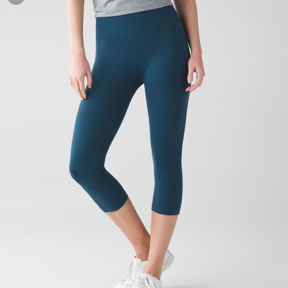 LULULEMON Crop Flow and Go